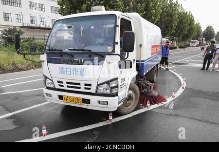 Huaian, Huaian, Chine. 18 septembre 2020. JiangsuÃ¯ÂμÅ'CHINA-on 16 septembre 2020, jiangsu huaian pour l'industrie de l'assainissement mécanisation du nettoyage routier le concours de compétences professionnelles, 11 équipes dans la ville des travailleurs de l'assainissement dans le nettoyage de surface de route, le déversement des ordures, la pulvérisation de brume sujet de travail, visant à améliorer les compétences des travailleurs de l'assainissement, la qualité professionnelle et la qualité de l'assainissement de l'industrie des services, améliorer le niveau de gestion de l'assainissement de l'environnement urbain. Crédit : SIPA Asia/ZUMA Wire/Alay Live News Banque D'Images