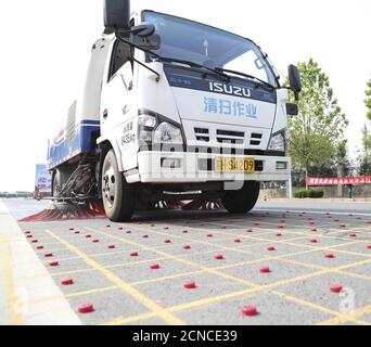 Huaian, Huaian, Chine. 18 septembre 2020. JiangsuÃ¯ÂμÅ'CHINA-on 16 septembre 2020, jiangsu huaian pour l'industrie de l'assainissement mécanisation du nettoyage routier le concours de compétences professionnelles, 11 équipes dans la ville des travailleurs de l'assainissement dans le nettoyage de surface de route, le déversement des ordures, la pulvérisation de brume sujet de travail, visant à améliorer les compétences des travailleurs de l'assainissement, la qualité professionnelle et la qualité de l'assainissement de l'industrie des services, améliorer le niveau de gestion de l'assainissement de l'environnement urbain. Crédit : SIPA Asia/ZUMA Wire/Alay Live News Banque D'Images