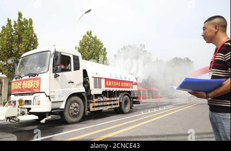 Huaian, Huaian, Chine. 18 septembre 2020. JiangsuÃ¯ÂμÅ'CHINA-on 16 septembre 2020, jiangsu huaian pour l'industrie de l'assainissement mécanisation du nettoyage routier le concours de compétences professionnelles, 11 équipes dans la ville des travailleurs de l'assainissement dans le nettoyage de surface de route, le déversement des ordures, la pulvérisation de brume sujet de travail, visant à améliorer les compétences des travailleurs de l'assainissement, la qualité professionnelle et la qualité de l'assainissement de l'industrie des services, améliorer le niveau de gestion de l'assainissement de l'environnement urbain. Crédit : SIPA Asia/ZUMA Wire/Alay Live News Banque D'Images