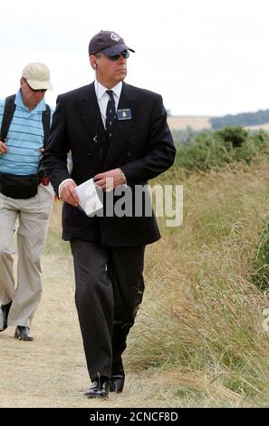 LE PRINCE ANDREW, LE DUC D'YORK, SUIT LE COURS. LE CHAMPIONNAT OUVERT, ST ANDREWS, ÉCOSSE, GRANDE-BRETAGNE. JUILLET 2005. CRÉDIT PHOTO : © MARK DOULEUR Banque D'Images