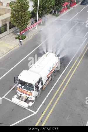 Huaian, Huaian, Chine. 18 septembre 2020. JiangsuÃ¯ÂμÅ'CHINA-on 16 septembre 2020, jiangsu huaian pour l'industrie de l'assainissement mécanisation du nettoyage routier le concours de compétences professionnelles, 11 équipes dans la ville des travailleurs de l'assainissement dans le nettoyage de surface de route, le déversement des ordures, la pulvérisation de brume sujet de travail, visant à améliorer les compétences des travailleurs de l'assainissement, la qualité professionnelle et la qualité de l'assainissement de l'industrie des services, améliorer le niveau de gestion de l'assainissement de l'environnement urbain. Crédit : SIPA Asia/ZUMA Wire/Alay Live News Banque D'Images