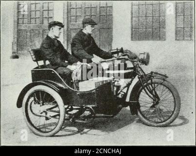 . Le journal technique de Bell System . Figure 4—moto utilisée pour les travaux d'entretien—examen du téléphone de courtoisie. Figure 5—moto avec Sidecar utilisée pour les travaux d'installation d'instruments—Revue de téléphone de courtoisie alors que les motos ont l'avantage de pouvoir généralementtraverser la circulation plus facilement qu'une automobile,cet avantage est complètement déséquilibré par la vitesse unversal tendencyto dans les motos de conduite, Par les nombreux accidents graves de 52 BELL SYSTEM TECHNIQUE JOURNAL dérapage sur des chaussées humides, la difficulté de conduire sur des routes havingchenilles de roue profondes, le e Banque D'Images