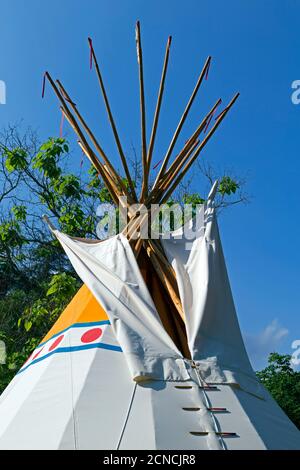 Tipi. Changement de décor. Camping ** Azur & Merveilles, Breil-sur-Roya, Alpes-Maritimes, France Banque D'Images