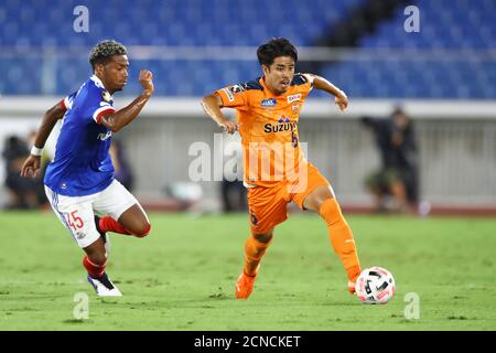 Ryo Takeuchi (6) de Shimizu S-Pulse et ADO Onaiwu (45) de Yokohama F. Marinos pendant le match de football J.League J1 entre Yokohama F. Marinos 3-0 Shimizu S-Pulse au stade Nissan le 16 septembre 2020 à Yokohama, Kanagawa, Japon. Credit: Kenzaburo Matsuoka/AFLO/Alay Live News Banque D'Images