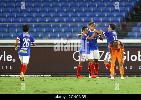 Erik Lima (17) de Yokohama F. Marinos fête avec son tammate ADO Onaiwu (45) et Kota Mizunuma (18) après qu'Erik Lima ait marqué leur troisième but lors du match de football de la J.League J1 entre Yokohama F. Marinos 3-0 Shimizu S-Pulse au stade Nissan le 16 septembre 2020 à Yokohama, Kanagawa, au Japon. (Photo de Kenzaburo Matsuoka/AFLO) Banque D'Images