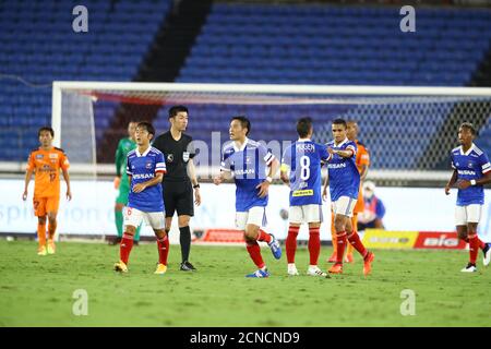 Erik Lima (17) de Yokohama F. Marinos fête avec ses tammates après que Erik Lima ait marqué leur troisième but lors du match de football J.League J1 entre Yokohama F. Marinos 3-0 Shimizu S-Pulse au Nissan Stadium le 16 septembre 2020 à Yokohama, Kanagawa, Japon. (Photo de Kenzaburo Matsuoka/AFLO) Banque D'Images