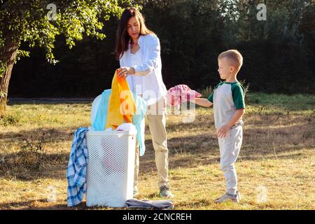 maman et fils qui font leurs devoirs dans l'arrière-cour Banque D'Images