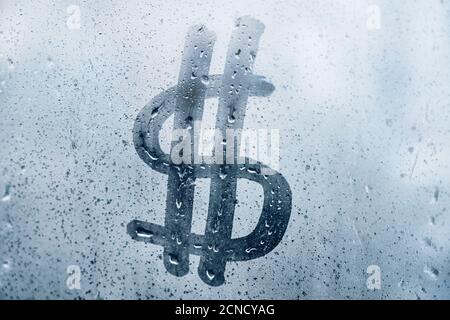 Abstrait dollar signe comme un symbole de richesse sur une fenêtre maltraitée. Banque D'Images