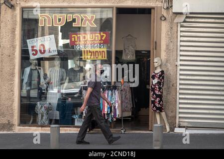 De nombreuses vitrines dans le centre-ville de Jérusalem, rue King George, portent des panneaux « à louer », des avis de vente de liquidation ou des bannières représentant PM Netanyahou qui a lu « fermé à cause de moi » comme preuve d'un ralentissement économique extrême en raison du confinement de la COVID-19 en mars-avril 2020, quelques heures avant une seconde, 14:00 le verrouillage national entre en vigueur à la veille de Rosh Hashana, le nouvel an juif. De nombreux Israéliens, y compris les ministres du gouvernement, estiment que ce verrouillage est une mascarade imposée par le gouvernement qui comprend trop d'exemptions politiques pour avoir une quelconque efficacité. Crédit : NIR Amon/Alamy Live News Banque D'Images