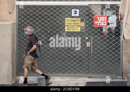 De nombreuses vitrines dans le centre-ville de Jérusalem, rue King George, portent des panneaux « à louer », des avis de vente de liquidation ou des bannières représentant PM Netanyahou qui a lu « fermé à cause de moi » comme preuve d'un ralentissement économique extrême en raison du confinement de la COVID-19 en mars-avril 2020, quelques heures avant une seconde, 14:00 le verrouillage national entre en vigueur à la veille de Rosh Hashana, le nouvel an juif. De nombreux Israéliens, y compris les ministres du gouvernement, estiment que ce verrouillage est une mascarade imposée par le gouvernement qui comprend trop d'exemptions politiques pour avoir une quelconque efficacité. Crédit : NIR Amon/Alamy Live News Banque D'Images