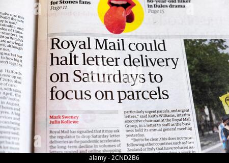 Article de journal de gardien à l'intérieur de la page titre "Royal Mail pourrait s'arrêter La livraison de la lettre le samedi pour se concentrer sur les colis à Londres au Royaume-Uni Grande-Bretagne 2020 Banque D'Images