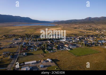 BRIDGEPORT, CALIFORNIE, ÉTATS-UNIS - 12 septembre 2020 : la ville de Bridgeport photographiée dans les airs. Banque D'Images