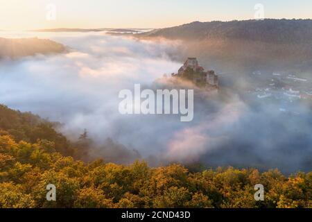 Château médiéval de Hardegg sur une colline fortifiée sur la rivière Thaya en été ou en automne. De grandes ruines brumeuses dans la vallée de la Thayatal, parc national. Banque D'Images