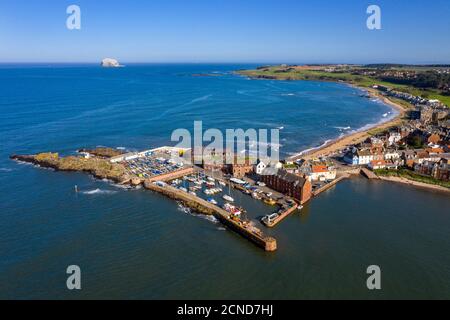 Vue aérienne du port de North Berwick et de la plage de Milsey Bay, East Lothian, Écosse. Banque D'Images