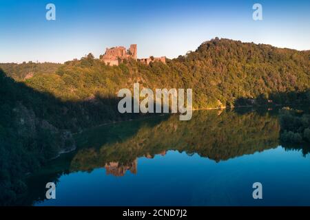 Château médiéval de Cornstein dans la région de Moravie du Sud pendant un lever de soleil incroyable, république tchèque, Europe. Vue aérienne de drone. Heure d'été ou d'automne. Brumeux Banque D'Images