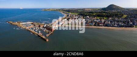 Vue aérienne du port de North Berwick et de la plage de Milsey Bay, East Lothian, Écosse. Banque D'Images