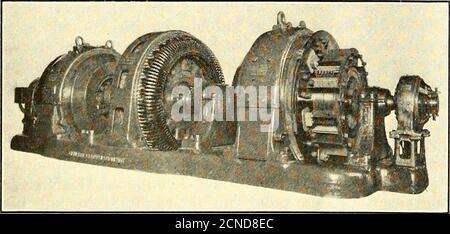 . Journal de chemin de fer électrique . le disjoncteur ed est fourni avec le groupe moteur-générateur. Il est connecté à la borne de sécurité de la machine et disposé pour raccorder une résistance de limitation dans le circuit à l'ouverture.en même temps, les disjoncteurs de la station sont ouverts, coupant complètement l'alimentation. La résistance de ces disjoncteurs est telle que la résistance est insérée dans le circuit avant que le court-circuit atteigne une valeur suffisante pour blesser l'appareil. Les autres équipements auxiliaires fournis à la stationincluent une grue manuelle de 15 tonnes, un filtre à huile portable p Banque D'Images