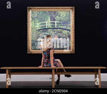 Sotheby’s, Londres, Royaume-Uni. 18 septembre 2020. Montrez-moi le Monet, la version contemporaine de Banksy sur le chef-d'œuvre des nénuphars de Monet, avec une estimation de vente aux enchères de 5 millions de livres, est dévoilé à Sotheby's New Bond Street et sera présenté dans une vente aux enchères en direct le 21 octobre. Crédit : Malcolm Park/Alay Live News. Banque D'Images
