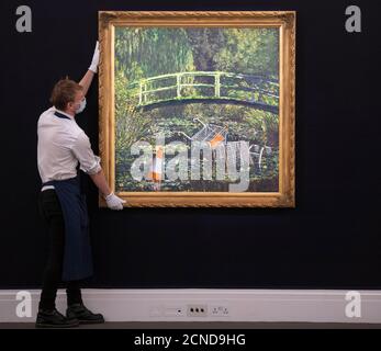 Sotheby’s, Londres, Royaume-Uni. 18 septembre 2020. Montrez-moi le Monet, la version contemporaine de Banksy sur le chef-d'œuvre des nénuphars de Monet, avec une estimation de vente aux enchères de 5 millions de livres, est dévoilé à Sotheby's New Bond Street et sera présenté dans une vente aux enchères en direct le 21 octobre. Crédit : Malcolm Park/Alay Live News. Banque D'Images