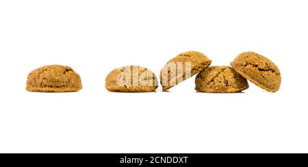 Pepernoten tas de cookies traditionnels dans une rangée sur fond blanc pour l'événement annuel de Sinterklaas aux Pays-Bas le 5 décembre Banque D'Images