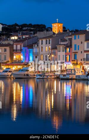 Vue du port à la vieille ville au crépuscule, Cassis, Bouches du Rhône, Provence, France, Méditerranée, Europe Banque D'Images