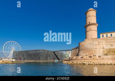 Vue depuis un bateau d'excursion jusqu'au bâtiment MuCEM et à la tour de la forteresse Saint Jean, Marseille, Bouches du Rhône, Provence, France Banque D'Images
