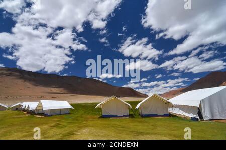 Camps de tourisme à Tsokar Lake, Ladakh, Inde. Le plus petit des trois lacs de haute altitude du Ladakh, situé à une hauteur de 15,280 pieds Banque D'Images