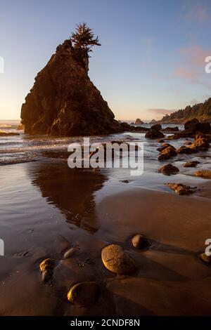 Coucher de soleil à marée basse sur Hidden Beach, Klamath, Californie, États-Unis d'Amérique Banque D'Images