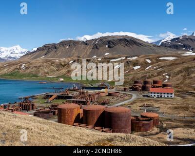 Machines roueuses à la station de chasse à la baleine norvégienne abandonnée à Grytviken, dans la baie de Cumberland est, en Géorgie du Sud, dans les régions polaires Banque D'Images