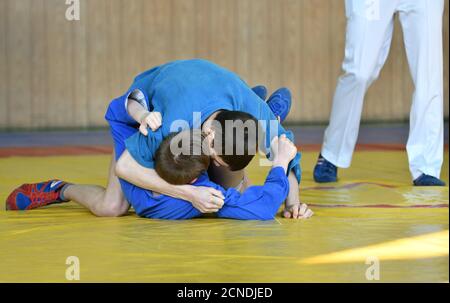 Orenbourg, Russie - 23 février 2019: Compétitions de garçons Auto-défense sans armes sur le championnat école sports No 1 nom L.D. Amon de Kovalevsky Banque D'Images