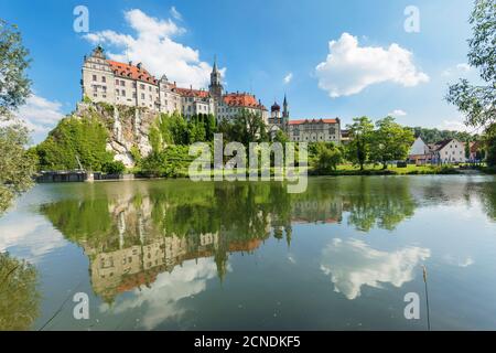 Château de Sigmaringen se reflétant dans le Danube, la vallée du Haut Danube, le Jura souabe, le Bade-Wurtemberg, l'Allemagne, l'Europe Banque D'Images