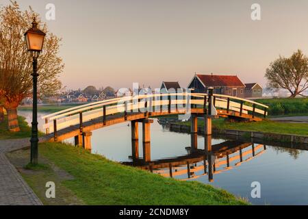 Pont en bois au-dessus de la rivière Zaan à sunrsie, musée en plein air, Zaanse Schans, Zaandam, pays-Bas, Europe Banque D'Images