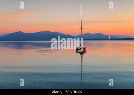 Bateau à voile au coucher du soleil, lac de Chiemsee et Alpes de Chiemgau, haute-Bavière, Allemagne, Europe Banque D'Images
