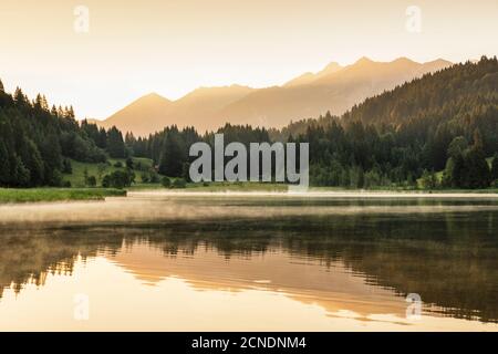 Lac de Geroldsee contre les montagnes de Karwendel au lever du soleil, Klais, Werdenfelser Land, haute-Bavière, Allemagne, Europe Banque D'Images