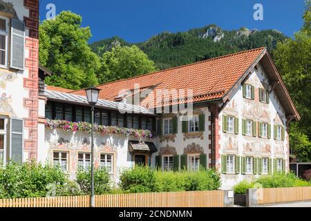 Peintures traditionnelles sur Hansel und Gretel House, Oberammergau, Ammertal Valley, Alpes bavaroises, haute-Bavière, Allemagne, Europe Banque D'Images