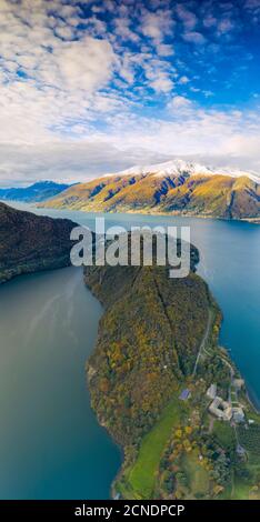 Aérien par drone de l'abbaye de Piona (Abbazia Priorato di Piona) vu d'en haut, Lac de Côme, Colico, province de Lecco, Lombardie, lacs italiens, Italie, Europe Banque D'Images
