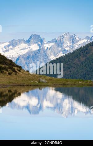 Piz Badile et Cengalo se reflètent dans les lacs Porcile, Val Lunga, Vallée de Tartano, Valtellina, province de Sondrio, Lombardie, Italie, Europe Banque D'Images