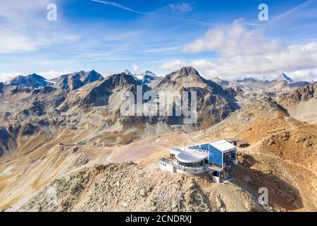 Antenne par drone de la station de téléphérique au sommet du pic rocheux de Piz Nair, Engadine, canton de Graubunden, Suisse, Europe Banque D'Images