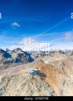 Aérien par drone de ciel clair au-dessus de Piz Nair et station de téléphérique sur le dessus, Engadine, canton de Graubunden, Suisse, Europe Banque D'Images