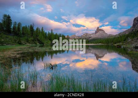 Lac alpin immaculé Federa et montagne Becco di Mezzodi illuminée par le coucher du soleil, Dolomites d'Ampezzo, province de Belluno, Vénétie, Italie, Europe Banque D'Images