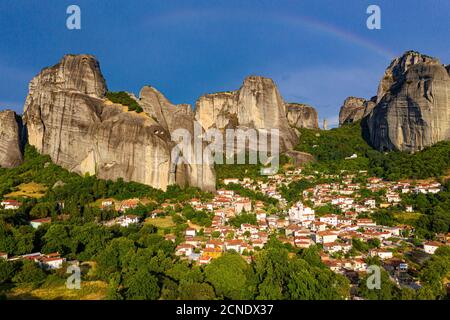 Aérienne par drone du village de Kastaki dans les rochers énormes du site du patrimoine mondial de l'UNESCO, monastères de Météores, Grèce, Europe Banque D'Images