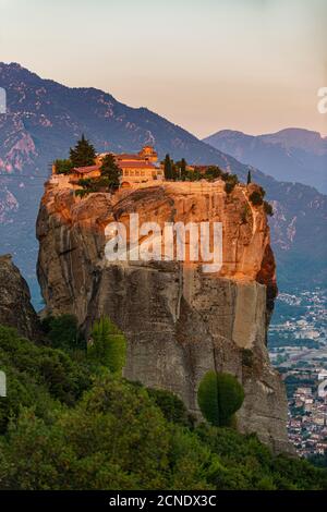 Monastère Saint de la Sainte Trinité au lever du soleil, site classé au patrimoine mondial de l'UNESCO, monastères de Meteora, Grèce, Europe Banque D'Images