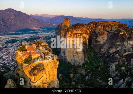 Aérien par drone du monastère Saint de la Sainte Trinité au lever du soleil, site classé au patrimoine mondial de l'UNESCO, monastères de Météores, Grèce, Europe Banque D'Images