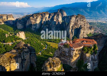 Aérien par drone du monastère Saint de Varlaam au lever du soleil, site classé au patrimoine mondial de l'UNESCO, monastères de Météores, Grèce, Europe Banque D'Images