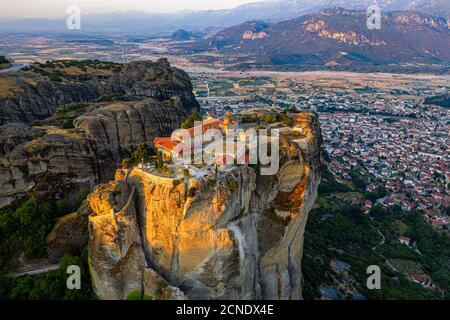 Aérien par drone du monastère Saint de la Sainte Trinité au lever du soleil, site classé au patrimoine mondial de l'UNESCO, monastères de Météores, Grèce, Europe Banque D'Images