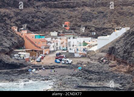 Petit groupe de maisons et plage près de Galdar sur la côte nord accidentée de Gran Canaria, îles Canaries, Espagne Banque D'Images