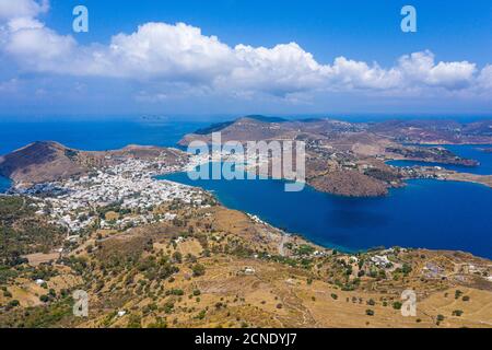 Aérien par drone au-dessus de Patmos et de la ville de Skala, Patmos, Dodécanèse, îles grecques, Grèce, Europe Banque D'Images