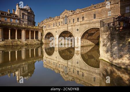 Le pont unique Pulteney du XVIIIe siècle enjambant la rivière Avon, au cœur de Bath, Somerset, Angleterre, Royaume-Uni Banque D'Images