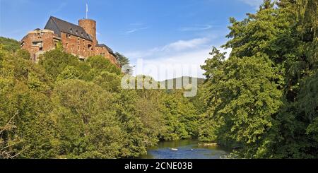 Château de Hengebach avec le fleuve Rur, Heimbach, Eifel, Rhénanie-du-Nord-Westphalie, Allemagne, Europe Banque D'Images