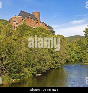 Château de Hengebach avec le fleuve Rur, Heimbach, Eifel, Rhénanie-du-Nord-Westphalie, Allemagne, Europe Banque D'Images